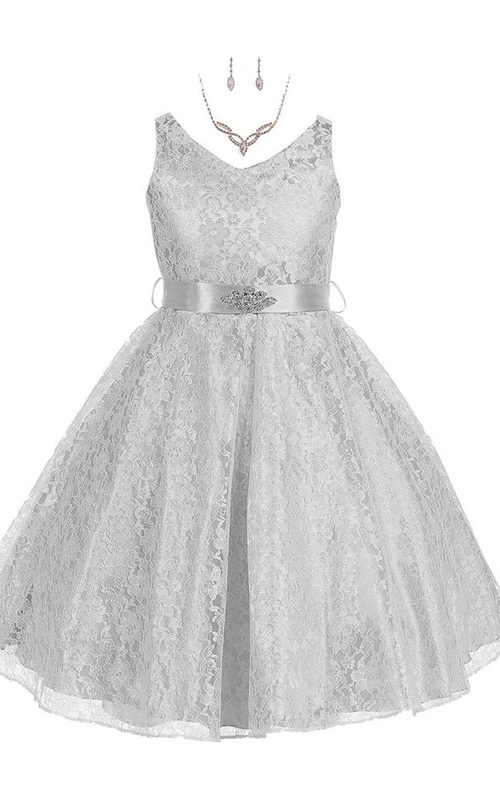 Robe en dentelle sans manches à col en V et coupe trapèze, ornée de perles