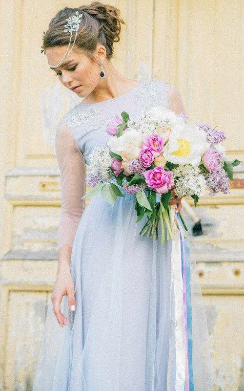 Tüllkleid in Bodenlänge mit langen, transparenten Ärmeln