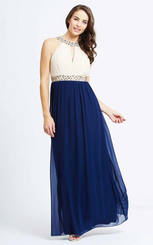 Vestido de corte A con escote adornado con cuentas y fajín con aberturas y detalles de cuentas.