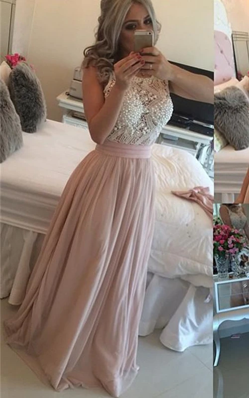 Elegante vestido de noche largo de gasa sin mangas con escote redondo y perlas.