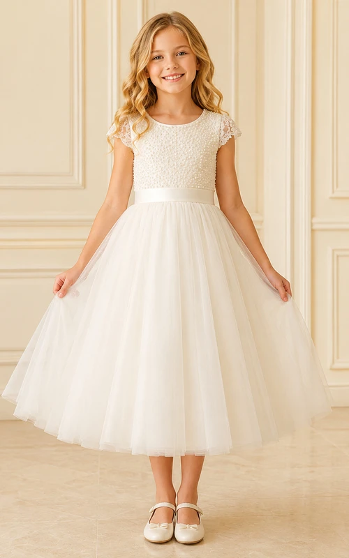 Luxuriöses, perlenbesetztes Tüllkleid mit kurzen Ärmeln und Teelänge – perfekt für Blumenmädchen bei Gartenhochzeiten und Hochzeiten.
