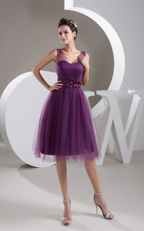 Knielanges Tüllkleid mit Trägern und floralem Taillenbesatz