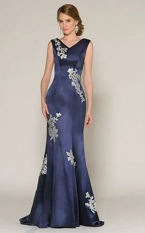 Ärmelloses, langes Satin-Abendkleid mit Trompetenapplikationen und V-Ausschnitt