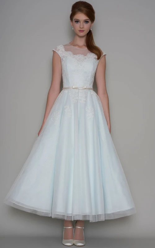 Vestido de novia corto de tul con apliques, corte en A, mangas cortas, escote redondo y largo hasta los tobillos.