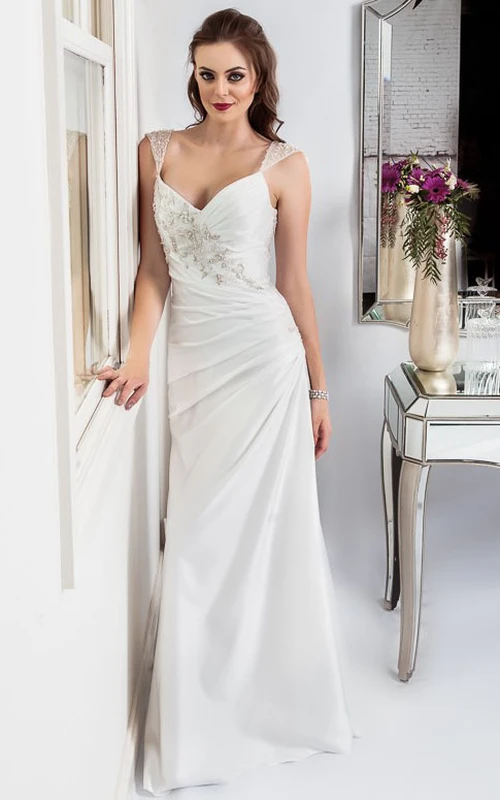 Robe de mariée fourreau sans manches, longue, en satin, à col en V drapé sur le côté, ornée de perles et dos corset.