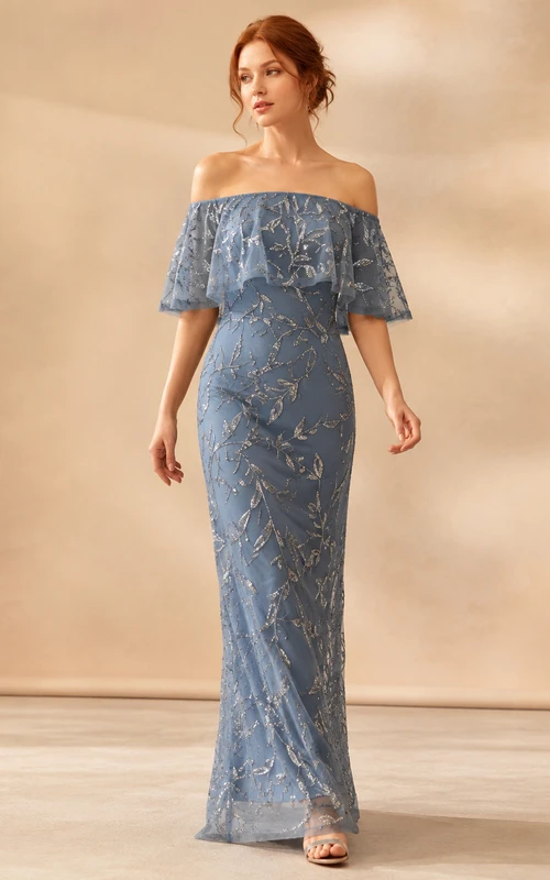 Vestido tubo azul empolvado de encaje con hombros descubiertos y cuello con volantes.