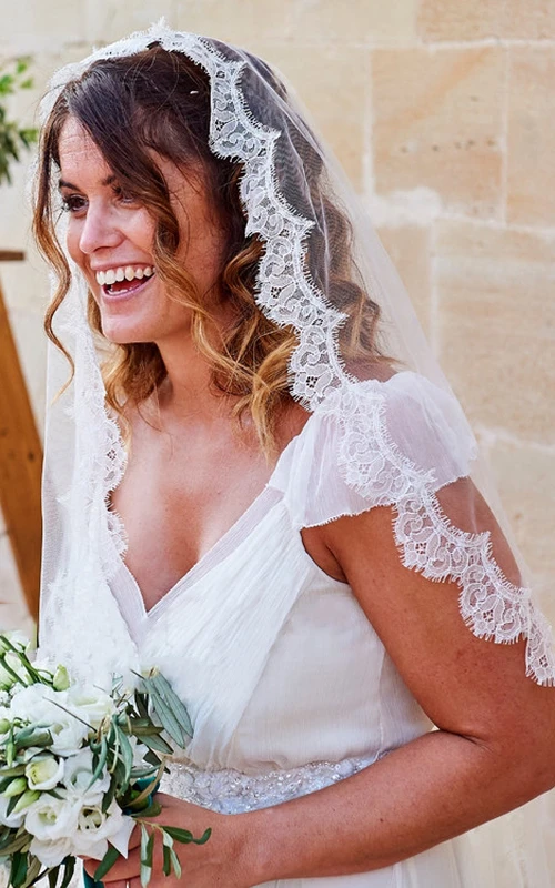 Voile de mariée en tulle balayé avec bordure en dentelle festonnée