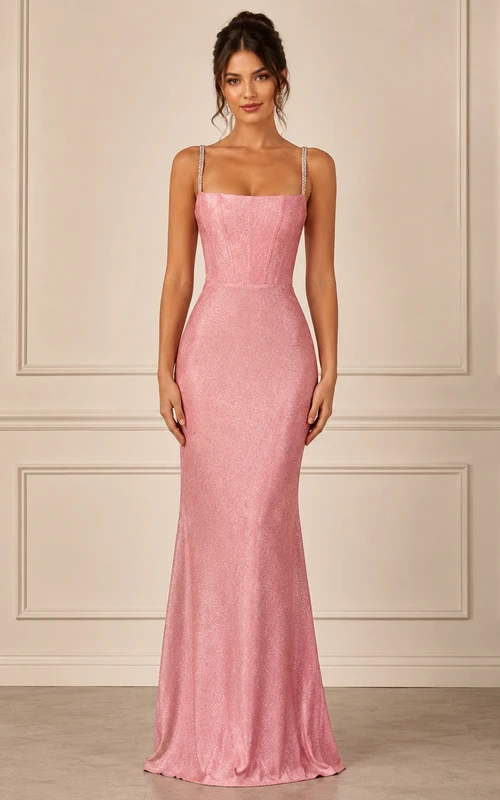 Vestido de fiesta ajustado color rosa palo con tirantes de cristal, escote cuadrado y lentejuelas, estilo sirena.