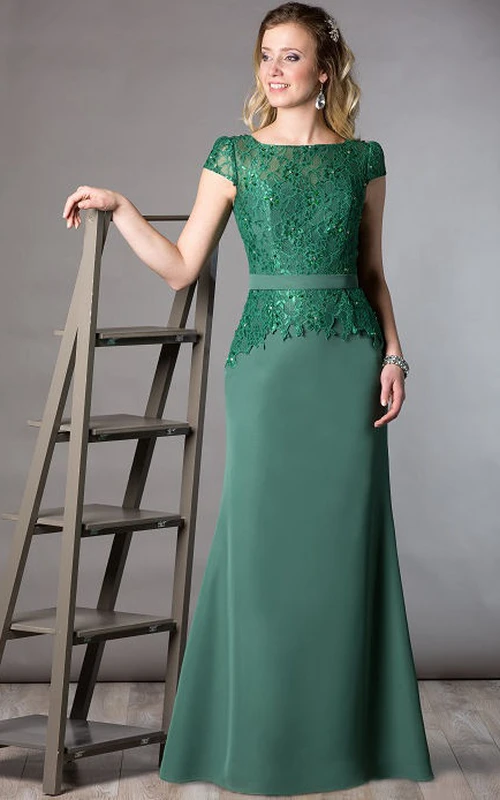 Vestido largo de encaje con mangas cortas y corte recto para la madre de la novia con detalles de cristal.