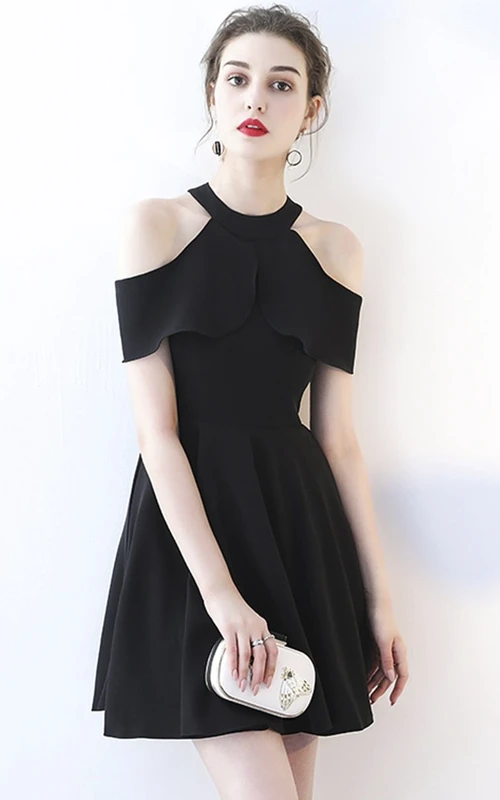 Vestido negro corto y sexy de corte A con mangas cortas y fruncido.