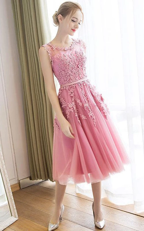 Vestido sin mangas de corte A hasta la rodilla con apliques de encaje.