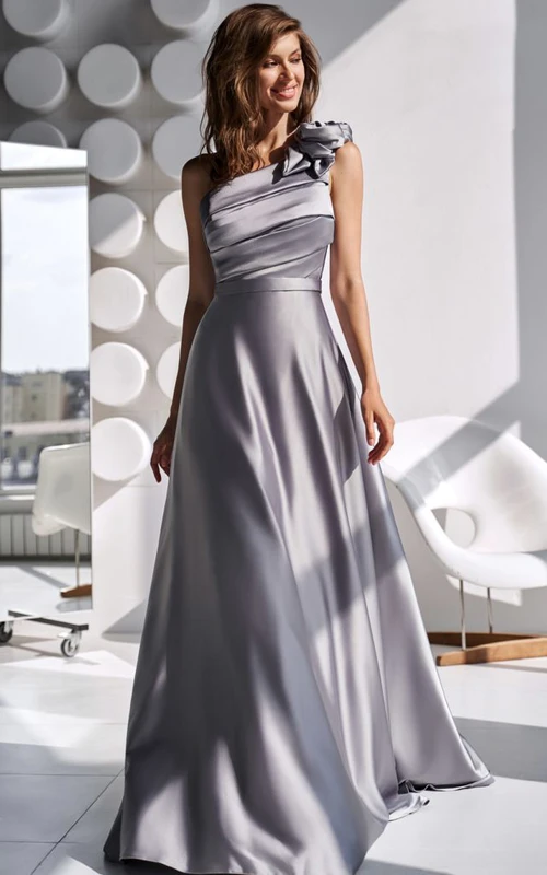 Robe fourreau asymétrique sans manches en satin froncé
