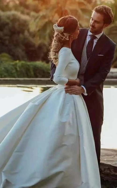 Robe de mariée unie en satin, coupe trapèze, manches longues et style modeste