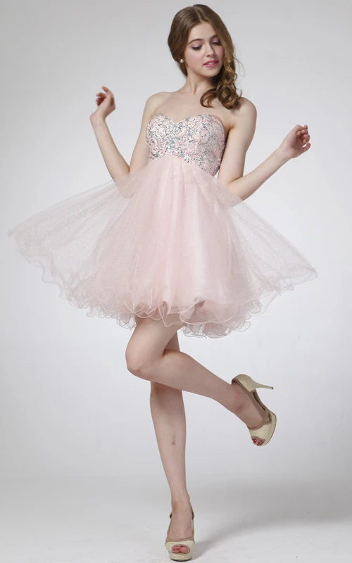 Vestido de tul de corte imperio sin mangas con escote corazón y pedrería, estilo minivestido de línea A.