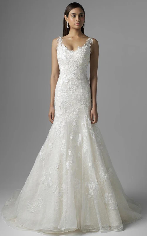 Vestido de novia de corte trompeta, sin mangas, largo hasta el suelo, con escote en V, apliques de encaje, cola de corte y espalda con escote en V profundo.