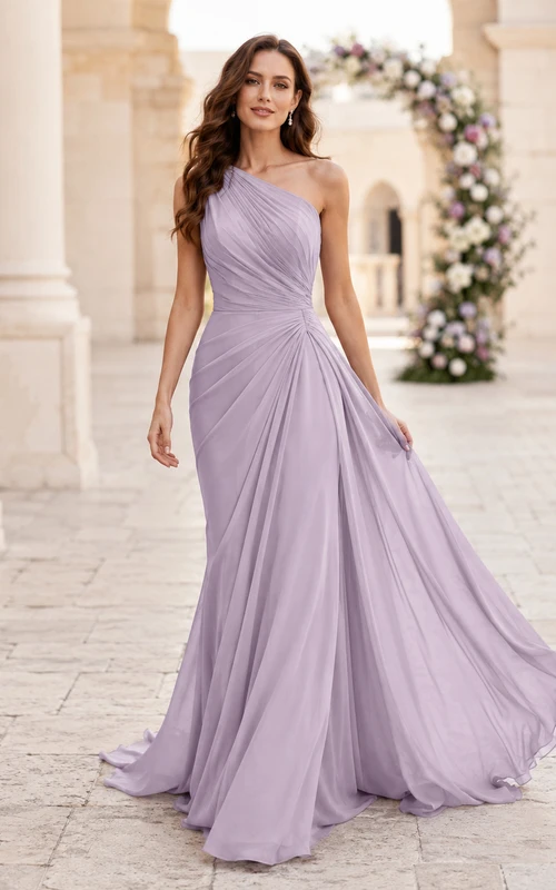 Robe de mariée lavande asymétrique en mousseline froncée, coupe fourreau et traîne.