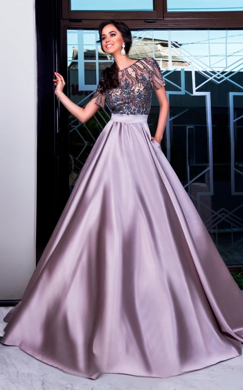A-Linien-Kleid mit geschwungenen Ärmeln, Satinfalten, Perlenstickerei und tiefem V-Ausschnitt am Rücken
