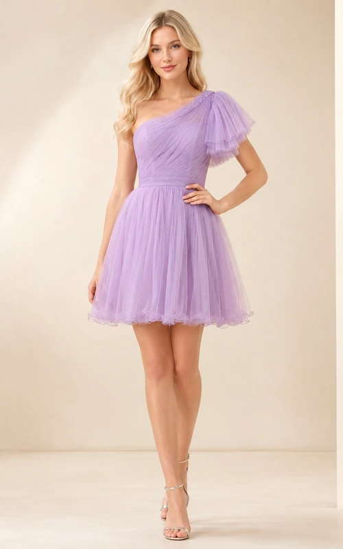 Robe de cocktail mini trapèze à une épaule en tulle lavande brillant, manches papillon et volants superposés.