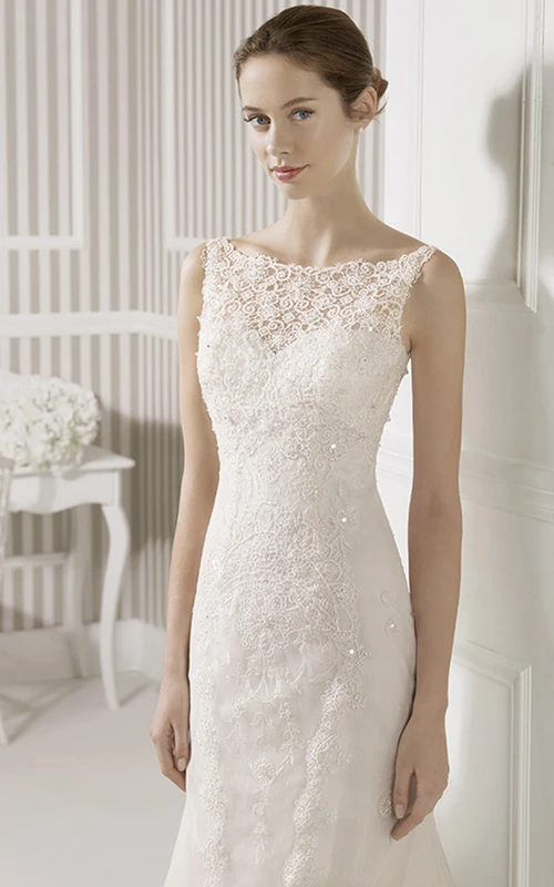Robe de mariée fourreau longue sans manches en dentelle bateau avec traîne courte et dos illusion
