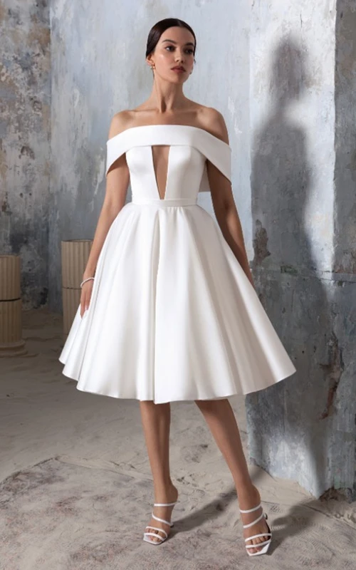 Vestido de novia moderno de satén con escote Bardot y fruncido, corte en A.