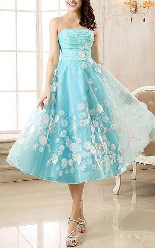 Robe de bal bustier ornée de perles et d'appliques, longueur thé