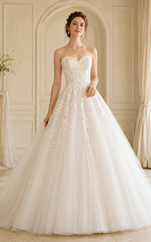 Trägerloses Ballkleid mit Herzausschnitt, floraler Spitze und luxuriöser Kapellenschleppe