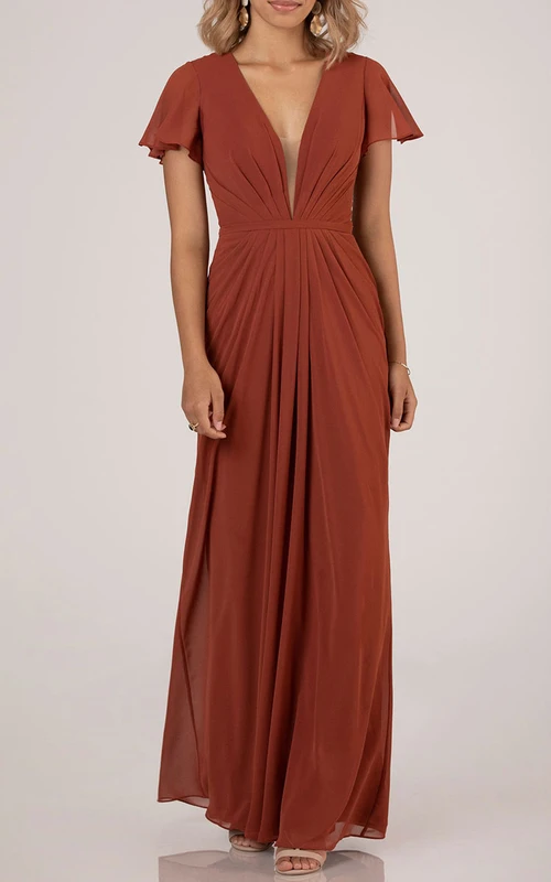 Robe de demoiselle d'honneur fourreau en mousseline de soie, col en V, manches courtes, longueur au sol, froncée et fendue au dos.