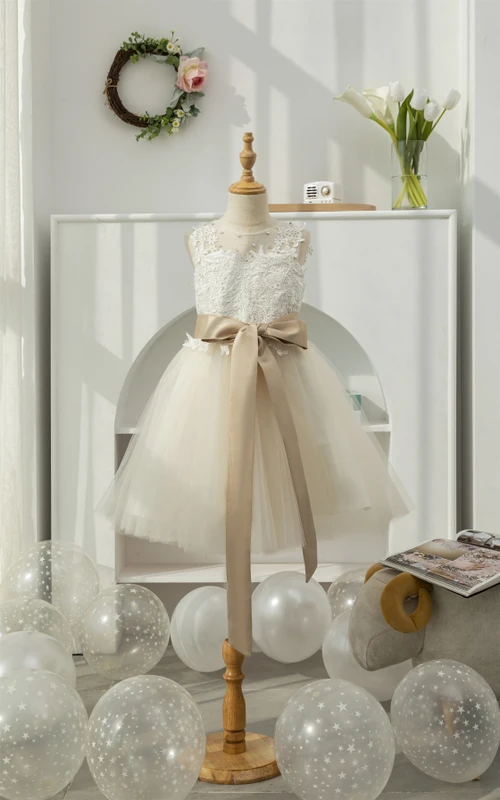 Elegantes, champagnerweißes Blumenmädchenkleid aus Spitze und Tüll in A-Linie