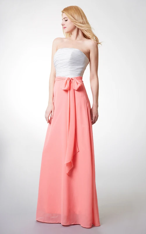 Ärmelloses, gerafftes, langes Chiffonkleid in A-Linie