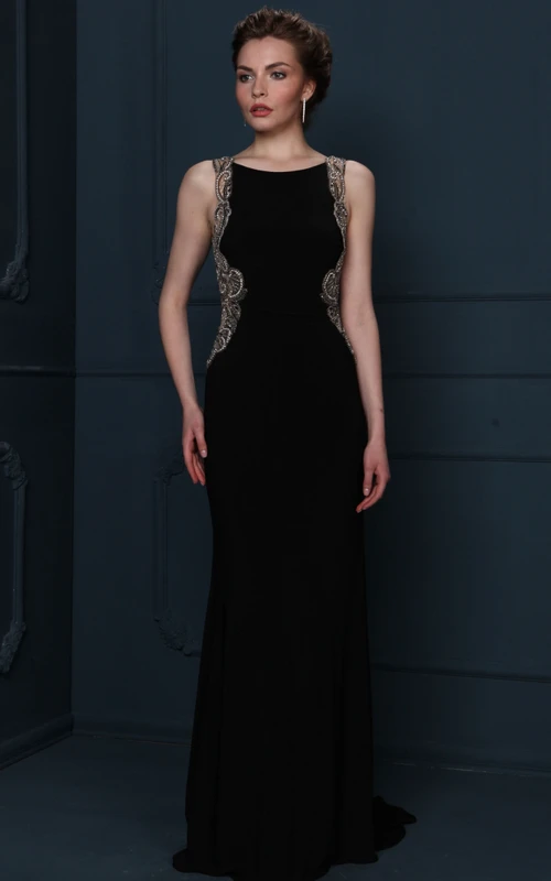 Vestido de noche de gasa sin mangas con escote redondo y detalles de cuentas, con cola de cepillo.