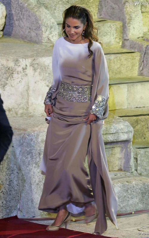 Elegante vestido de fiesta de manga larga con escote barco y lentejuelas.