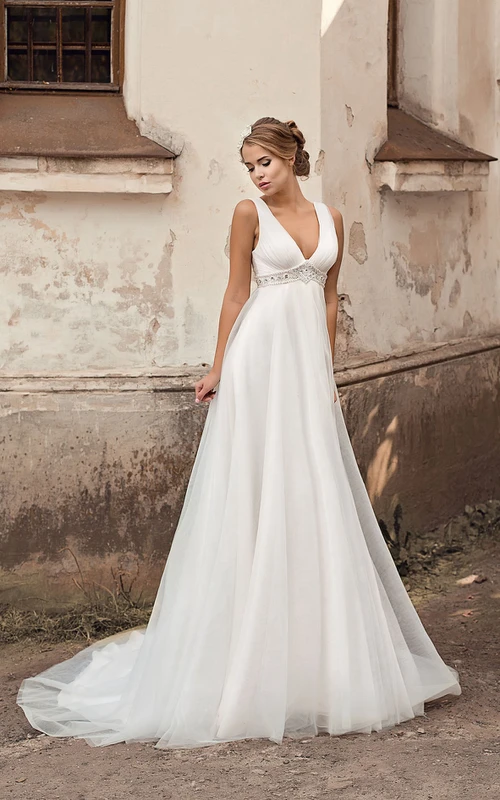 Robe de mariée simple en mousseline de soie, coupe empire, col en V, ornée de perles et de plis