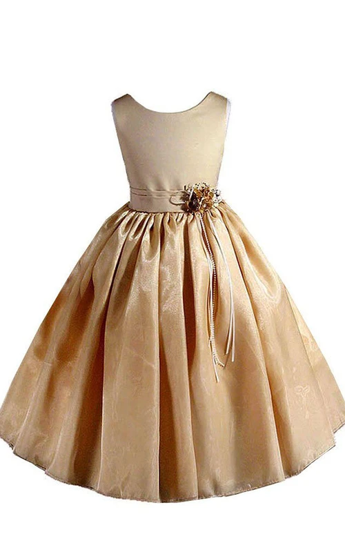 Robe trapèze sans manches froncée avec fleur et nœud