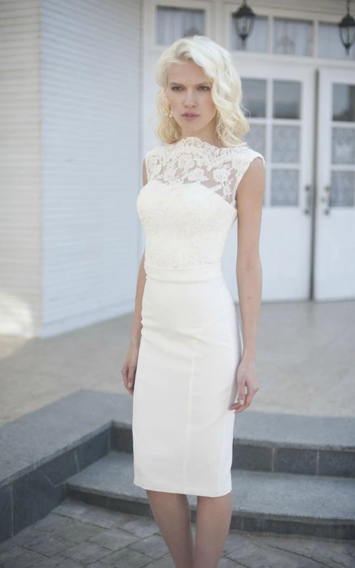 Robe fourreau à col montant, manches courtes et corsage en dentelle, arrivant au genou