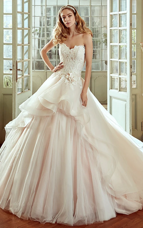 Vestido de novia de corte A con escote corazón, pliegues fruncidos y cintura floral lateral.