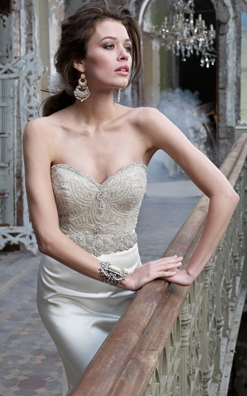Robe trompette en satin ornée de perles et de bijoux, avec un corsage somptueux.