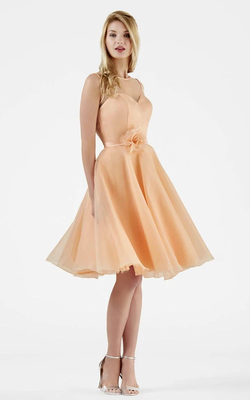 Robe de demoiselle d'honneur en organza, coupe trapèze, sans manches, à col rond et imprimé floral, longueur genou.