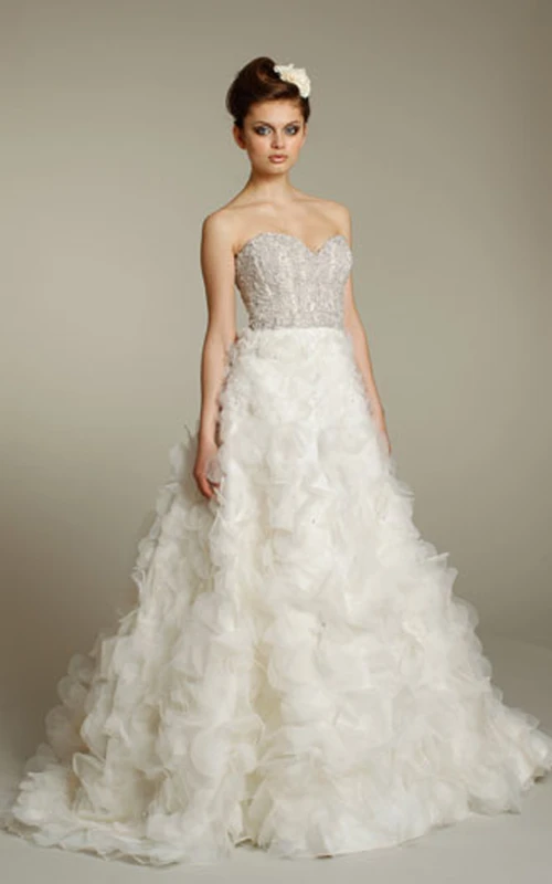 Robe élégante en organza à volants et corsage perlé