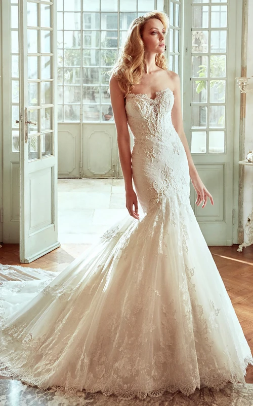 Vestido de novia estilo sirena con escote corazón, cola de capilla y drapeado en la espalda.