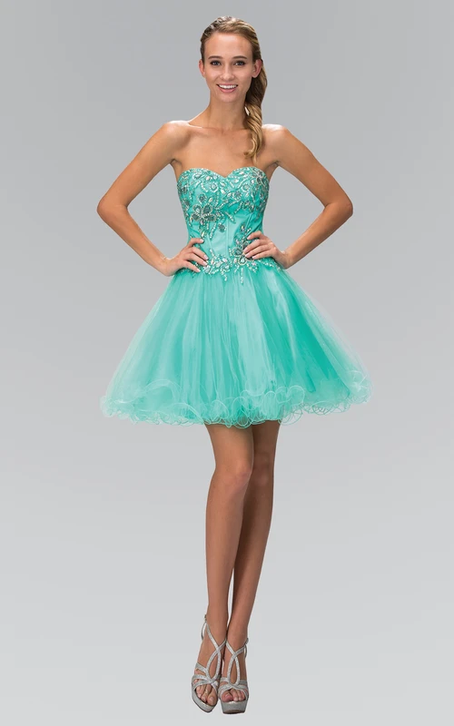 Robe courte trapèze en tulle sans manches à décolleté cœur, ornée de perles et de volants