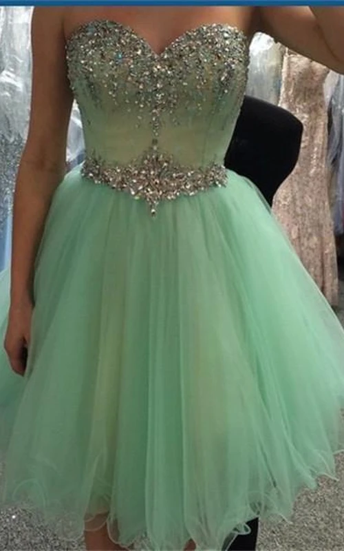Neuestes kurzes, ärmelloses Homecoming-Kleid aus Kristalltüll mit Herzausschnitt