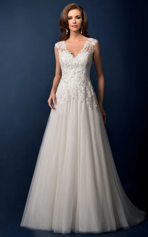 Vestido de novia de corte A con escote en V y mangas cortas, adornado con pedrería y espalda ilusión.