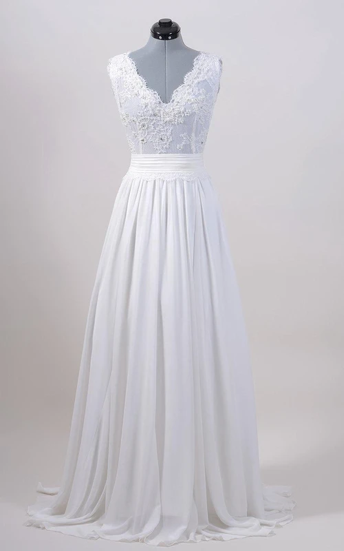 Vestido de gasa sin mangas con escote en V y corte en A, corpiño de encaje y cintura ajustada.