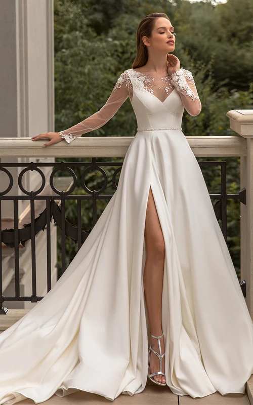 Hochwertiges A-Linien-Brautkleid aus Satin mit V-Ausschnitt, Kapellenschleppe, langen Ärmeln und Schlitz vorne