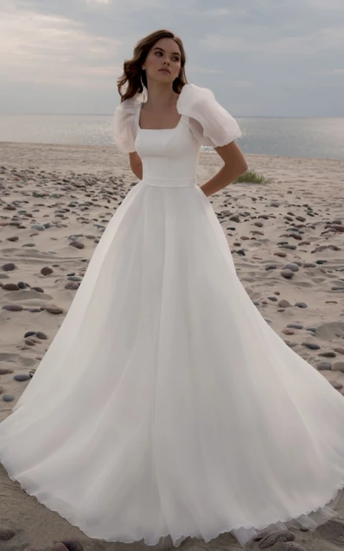 Schlichtes A-Linien-Hochzeitskleid aus Chiffon mit Hofschleppe und Raffungen