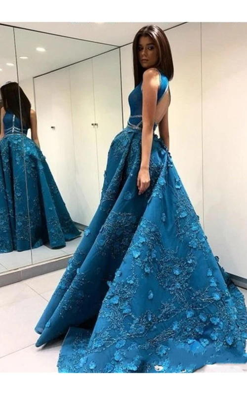 Elegantes, bodenlanges A-Linien-Abendkleid mit aufwendigen Applikationen, Rundhalsausschnitt und Schleppe