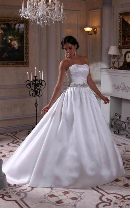 Robe de bal bustier en satin avec fronces et ceinture ornée de cristaux