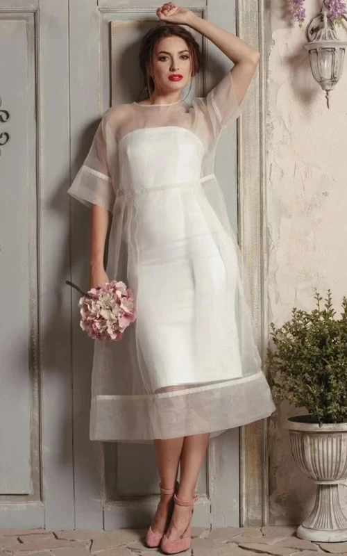 Vestido de novia moderno de organza, corte A, largo hasta la rodilla, manga corta y botones.