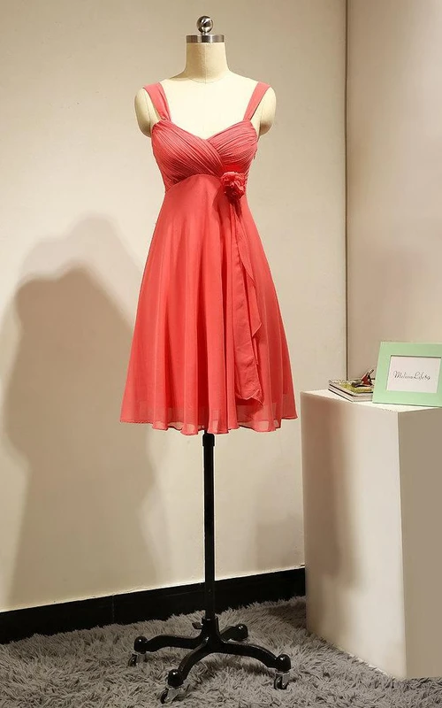 Kurzes, plissiertes Chiffonkleid mit Empire-Ausschnitt und A-Linien-Schnitt in Koralle