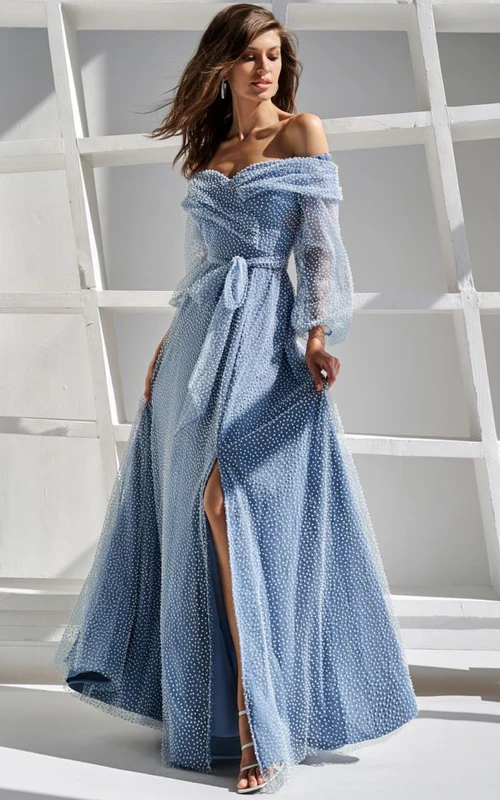 Elegante vestido largo de manga larga con escote Bardot y abertura frontal con lazo.